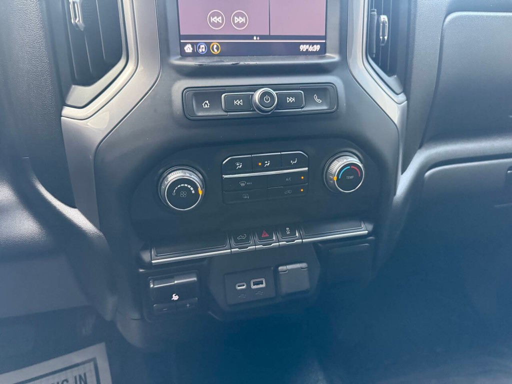 Chevrolet Silverado 1500 Vehicle Full-screen Gallery Image 28