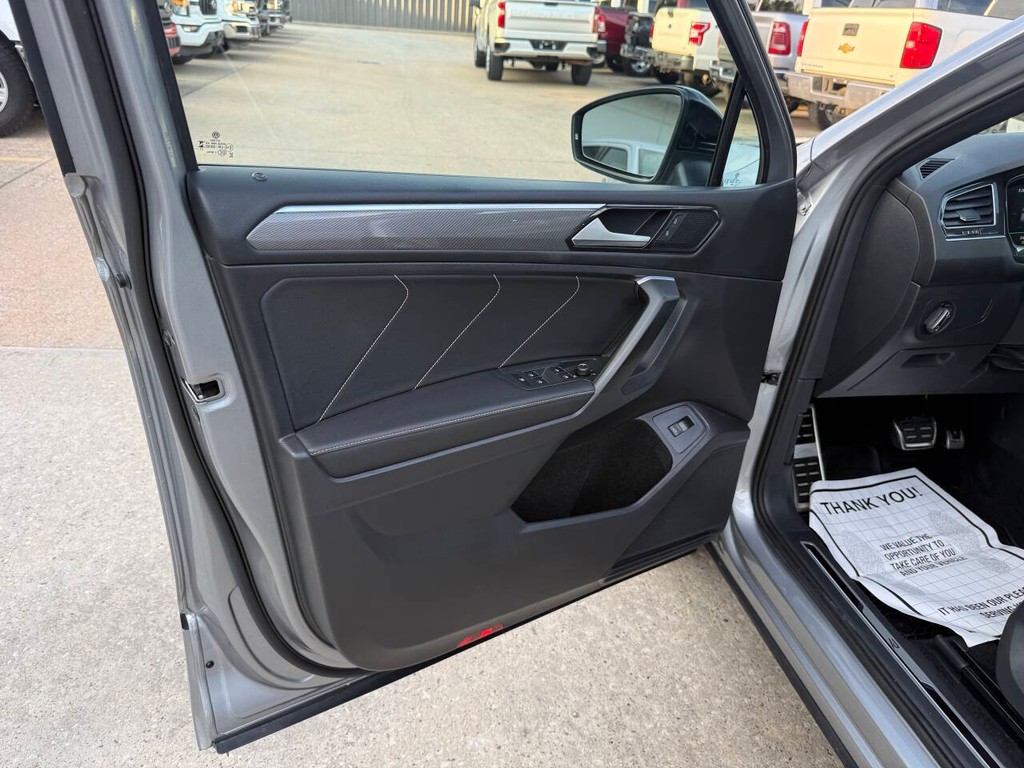 Volkswagen Tiguan Vehicle Full-screen Gallery Image 08