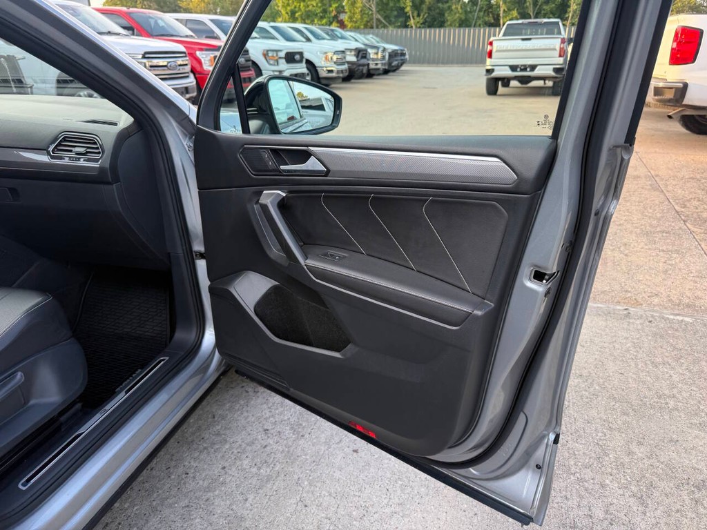 Volkswagen Tiguan Vehicle Full-screen Gallery Image 11