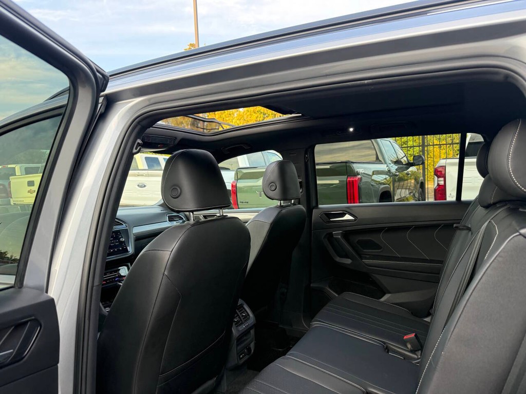 Volkswagen Tiguan Vehicle Full-screen Gallery Image 12