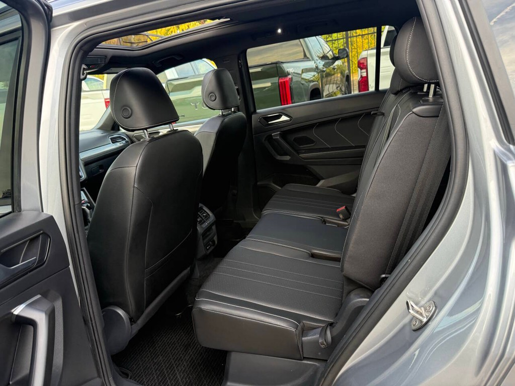 Volkswagen Tiguan Vehicle Full-screen Gallery Image 13