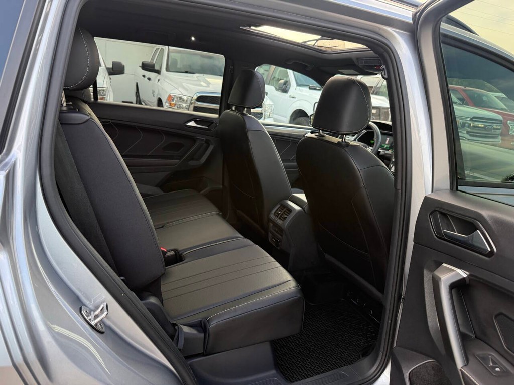 Volkswagen Tiguan Vehicle Full-screen Gallery Image 16