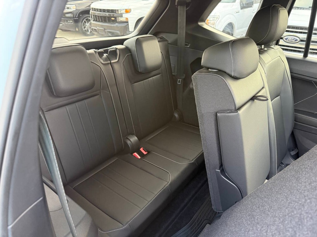 Volkswagen Tiguan Vehicle Full-screen Gallery Image 17