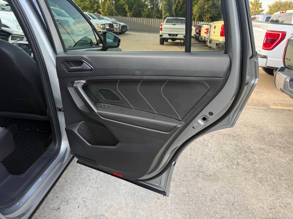 Volkswagen Tiguan Vehicle Full-screen Gallery Image 18