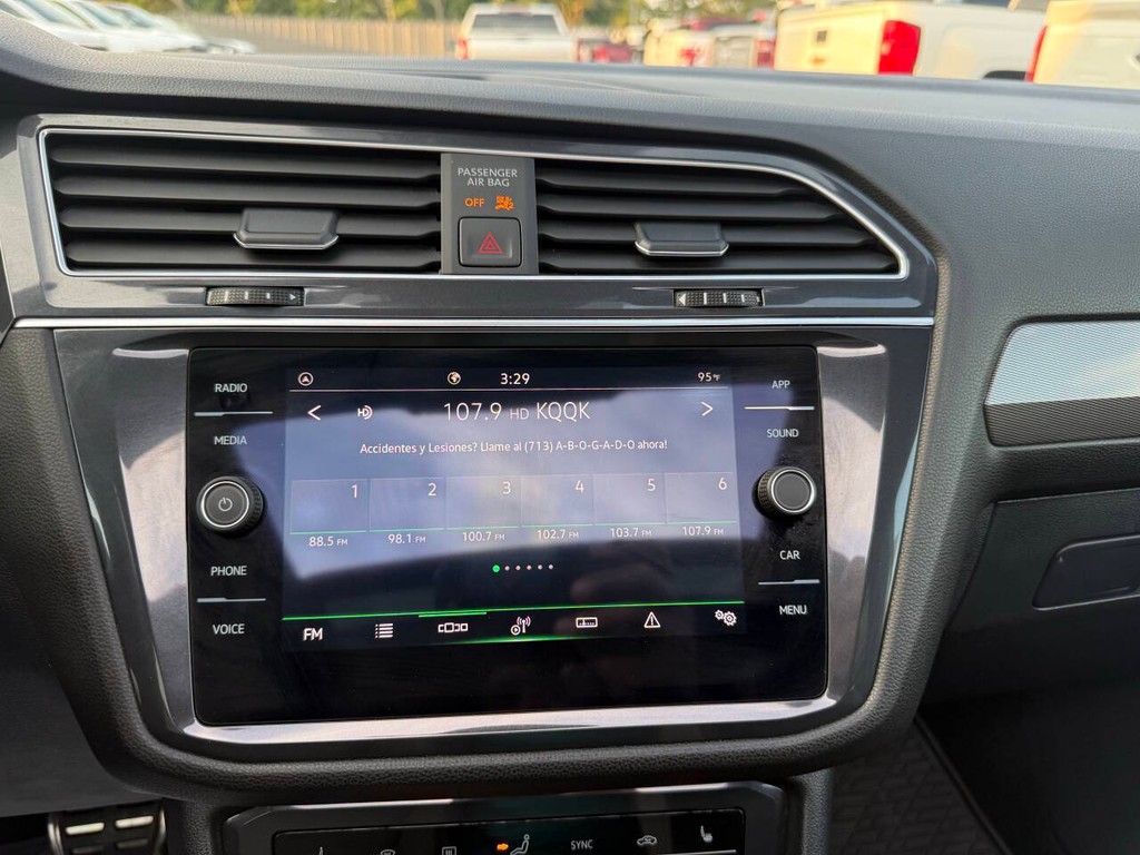 Volkswagen Tiguan Vehicle Full-screen Gallery Image 27