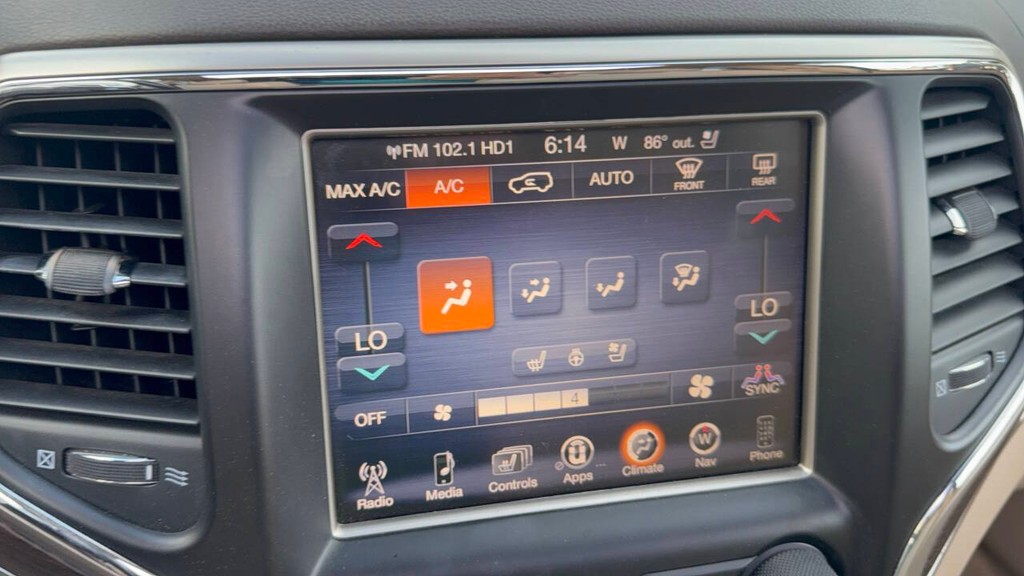 Jeep Grand Cherokee Vehicle Full-screen Gallery Image 05
