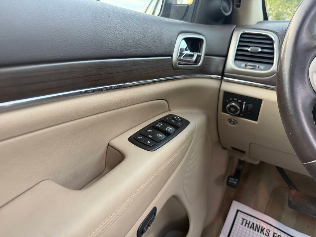Jeep Grand Cherokee Vehicle Full-screen Gallery Image 31