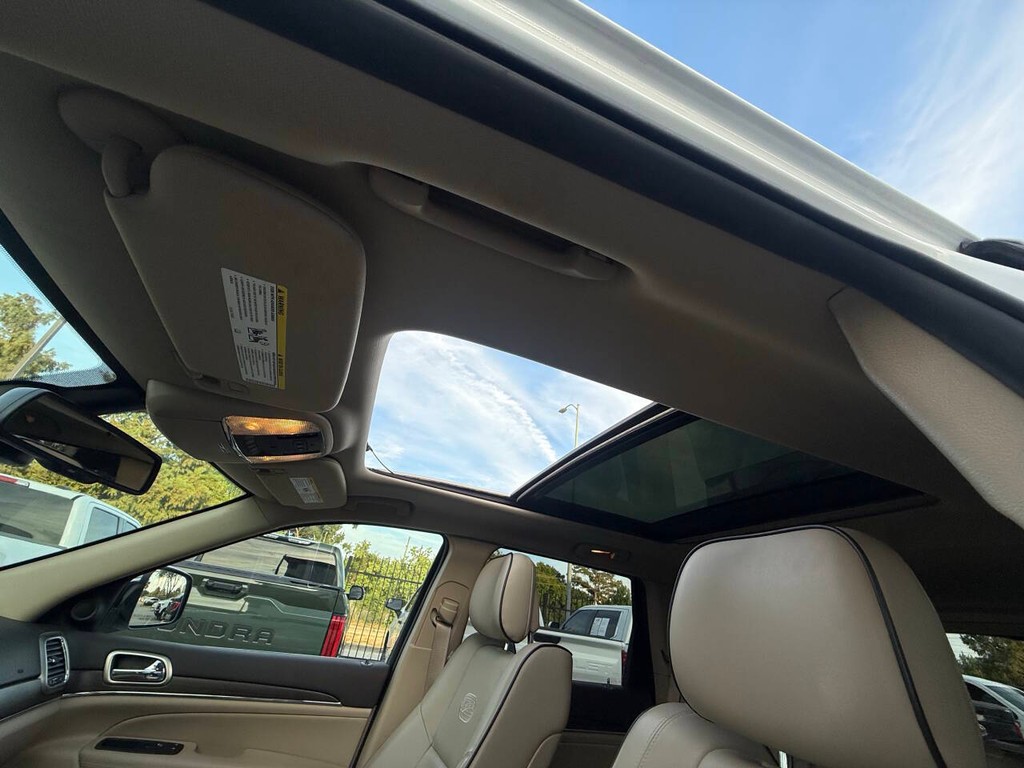 Jeep Grand Cherokee Vehicle Full-screen Gallery Image 32