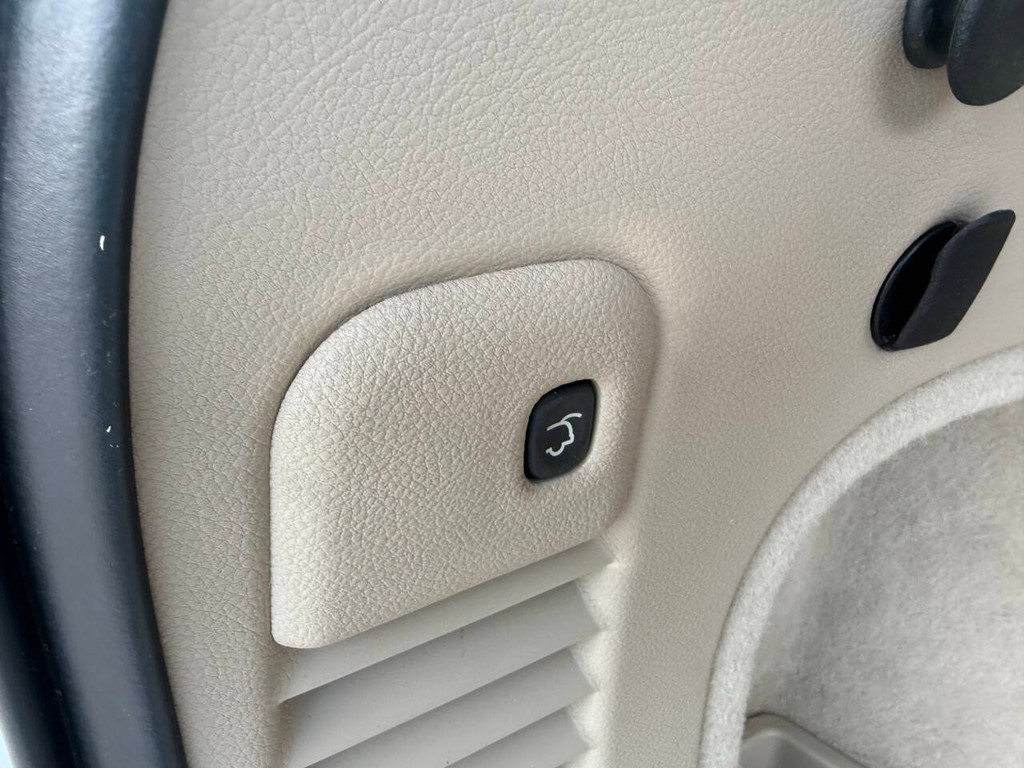 Jeep Grand Cherokee Vehicle Full-screen Gallery Image 40