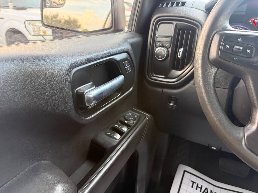Chevrolet Silverado 1500 Vehicle Full-screen Gallery Image 30