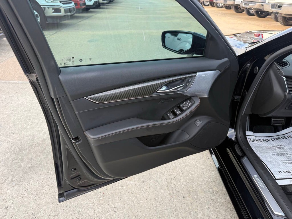 Cadillac CT5-V Vehicle Full-screen Gallery Image 08