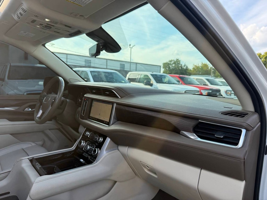 GMC Yukon Vehicle Full-screen Gallery Image 10