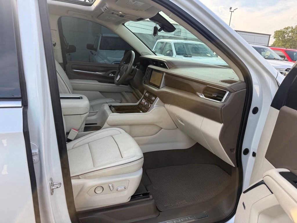 GMC Yukon Vehicle Full-screen Gallery Image 11