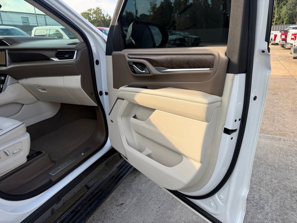 GMC Yukon Vehicle Full-screen Gallery Image 12