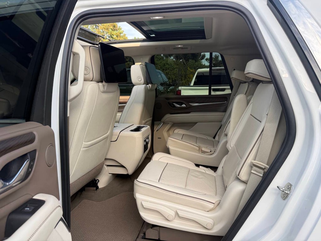 GMC Yukon Vehicle Full-screen Gallery Image 13
