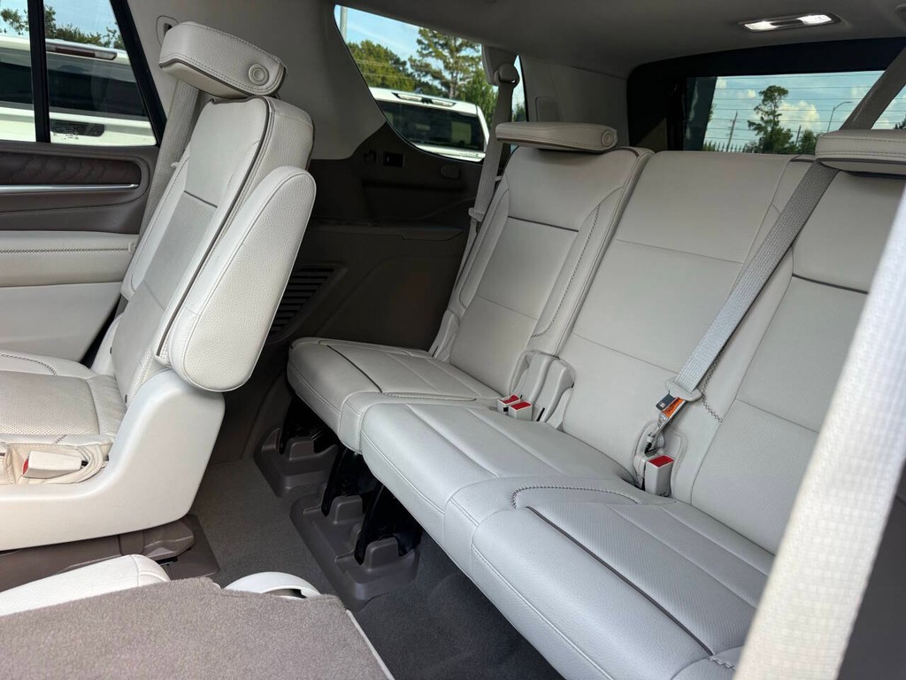 GMC Yukon Vehicle Full-screen Gallery Image 14