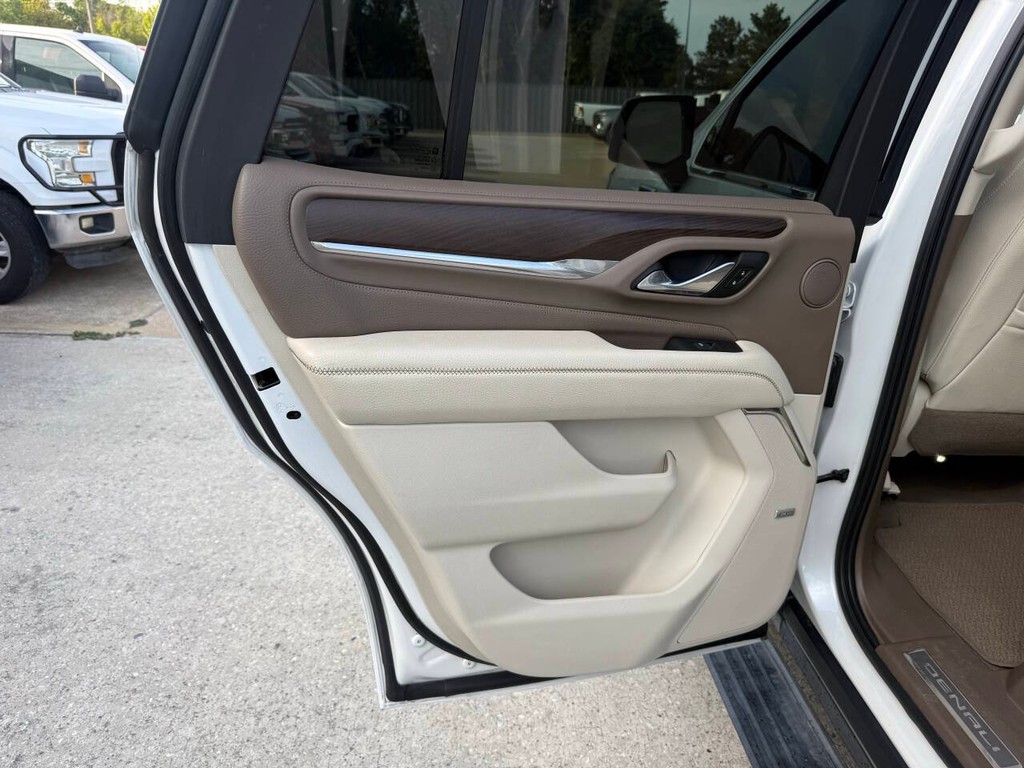GMC Yukon Vehicle Full-screen Gallery Image 15