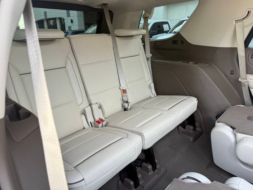 GMC Yukon Vehicle Full-screen Gallery Image 17