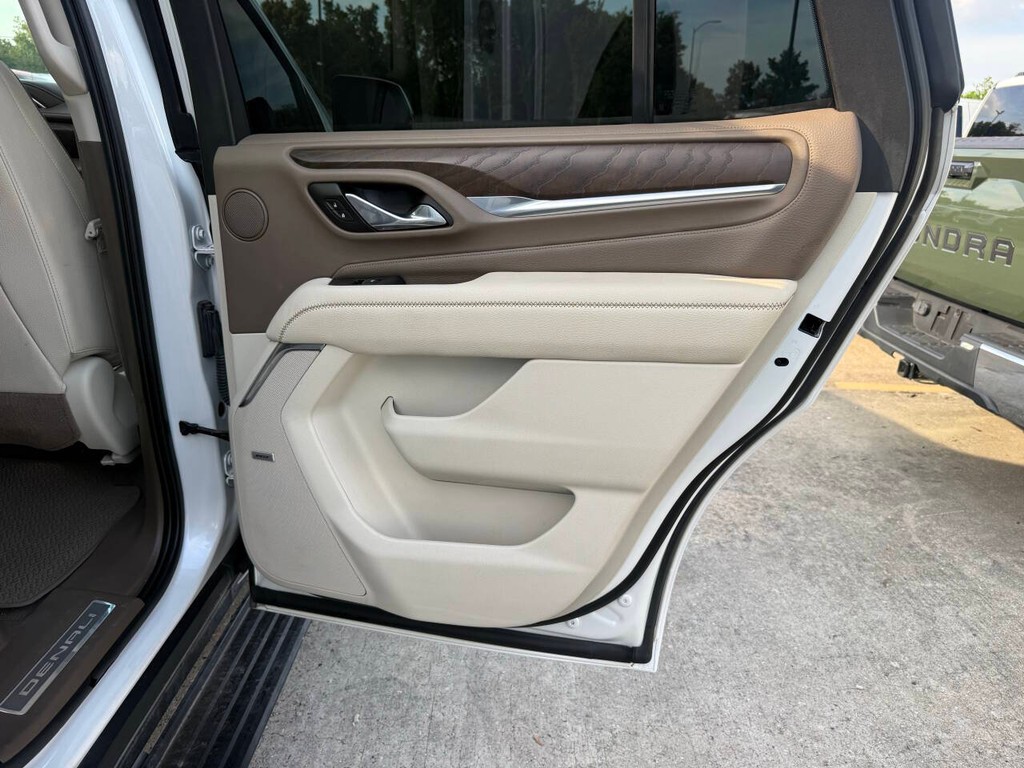 GMC Yukon Vehicle Full-screen Gallery Image 18