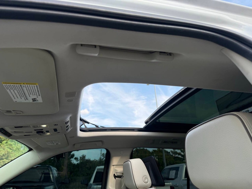 GMC Yukon Vehicle Full-screen Gallery Image 31