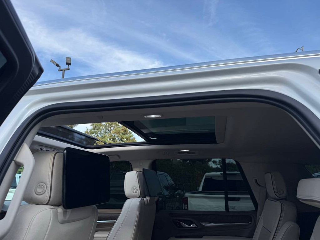 GMC Yukon Vehicle Full-screen Gallery Image 32