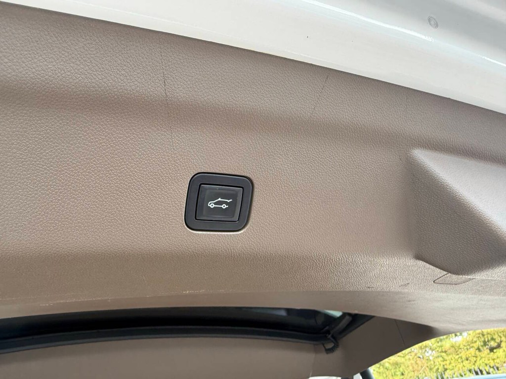 GMC Yukon Vehicle Full-screen Gallery Image 38