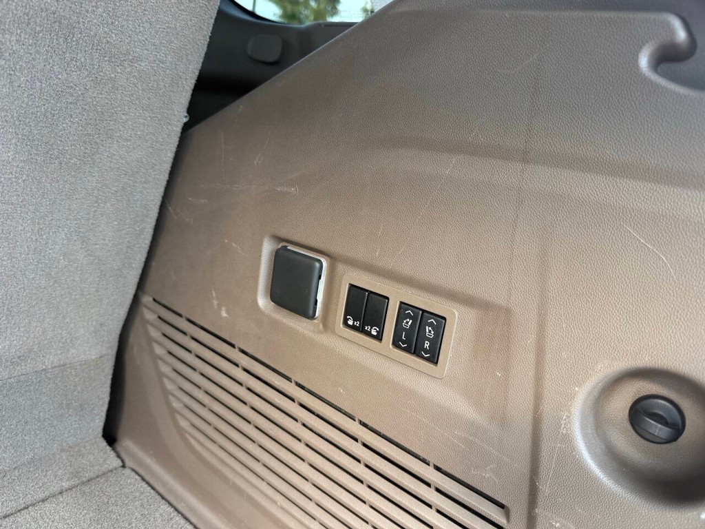 GMC Yukon Vehicle Full-screen Gallery Image 39