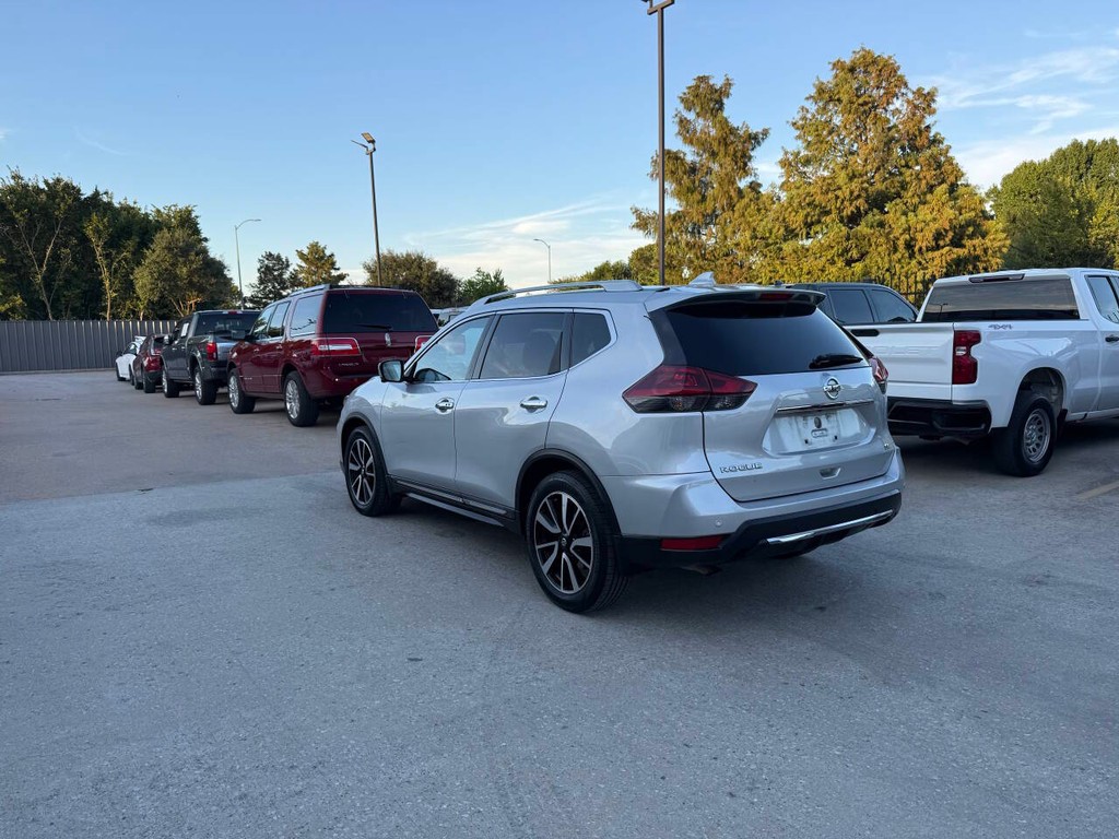 Nissan Rogue Vehicle Full-screen Gallery Image 04
