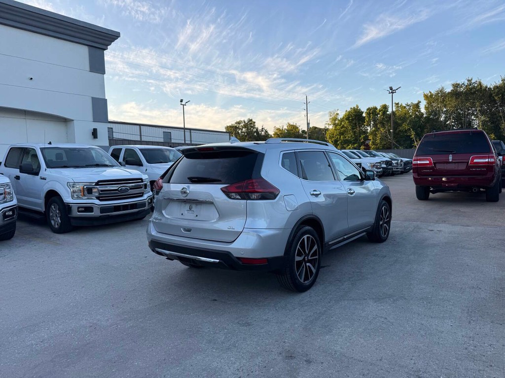 Nissan Rogue Vehicle Full-screen Gallery Image 05