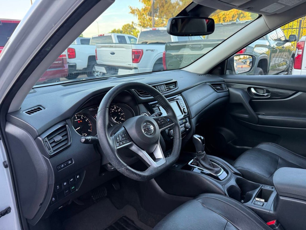Nissan Rogue Vehicle Full-screen Gallery Image 06