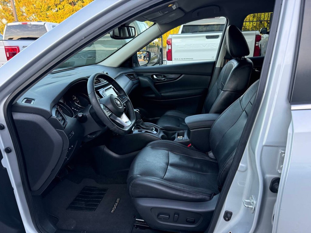 Nissan Rogue Vehicle Full-screen Gallery Image 07
