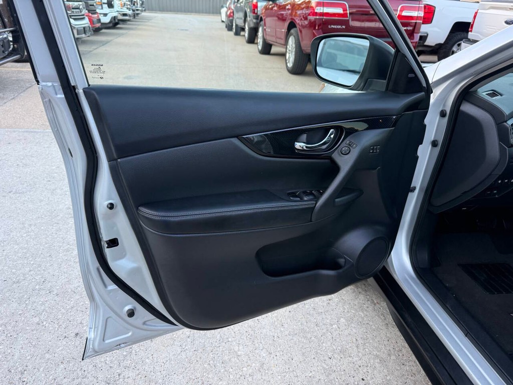 Nissan Rogue Vehicle Full-screen Gallery Image 08