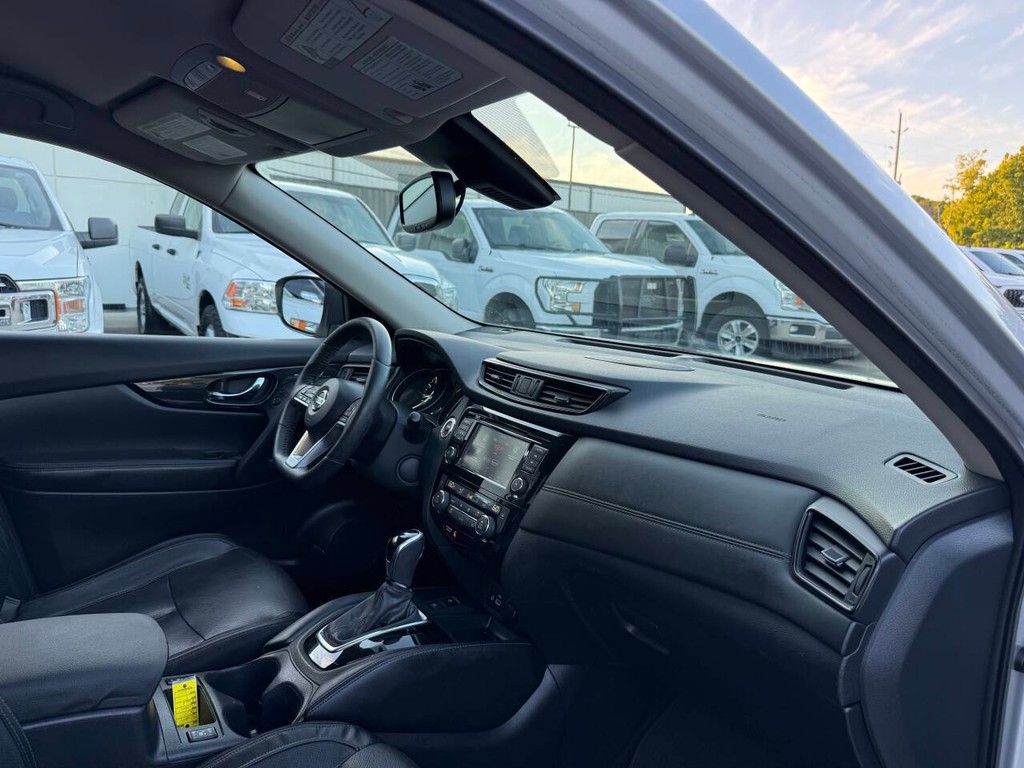 Nissan Rogue Vehicle Full-screen Gallery Image 09