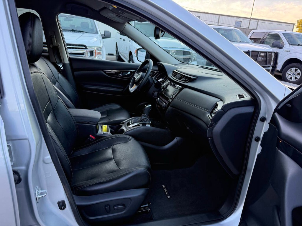 Nissan Rogue Vehicle Full-screen Gallery Image 10