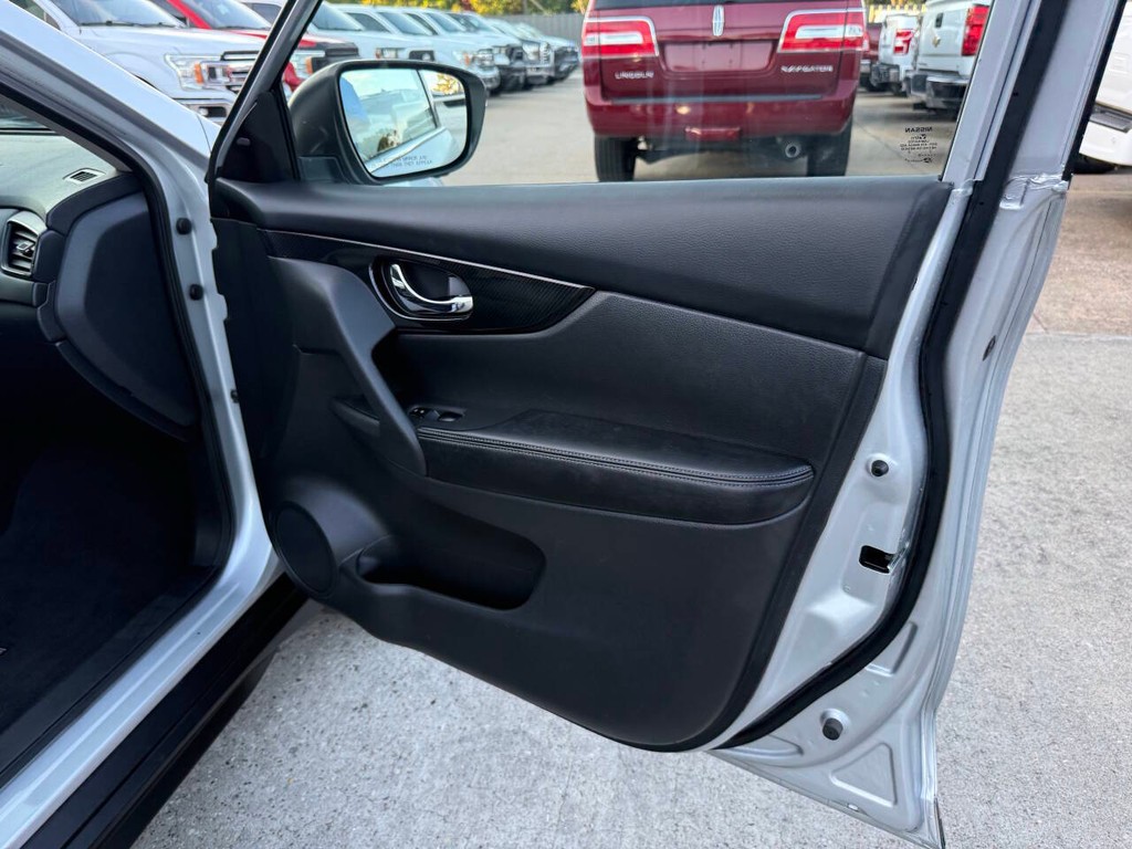 Nissan Rogue Vehicle Full-screen Gallery Image 11