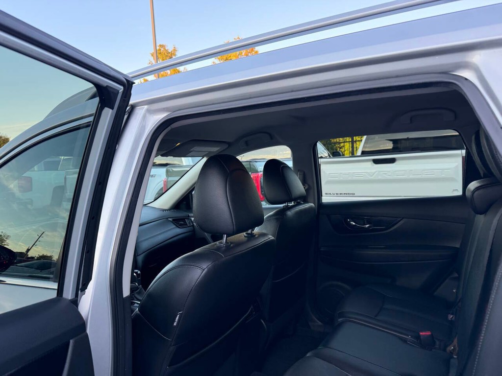 Nissan Rogue Vehicle Full-screen Gallery Image 12