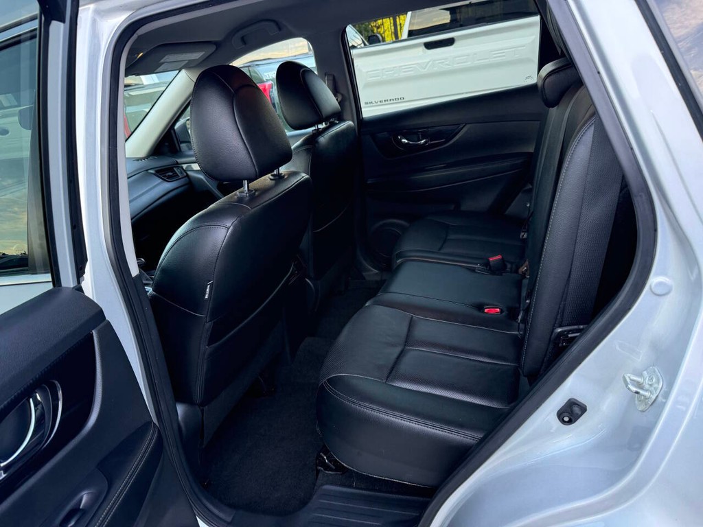 Nissan Rogue Vehicle Full-screen Gallery Image 13