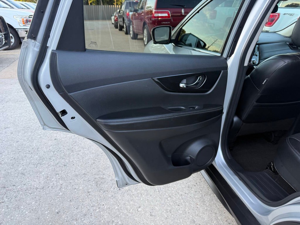 Nissan Rogue Vehicle Full-screen Gallery Image 14