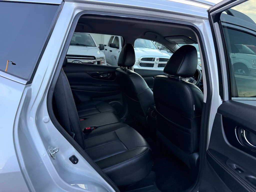 Nissan Rogue Vehicle Full-screen Gallery Image 15