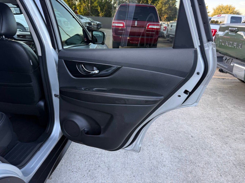Nissan Rogue Vehicle Full-screen Gallery Image 16