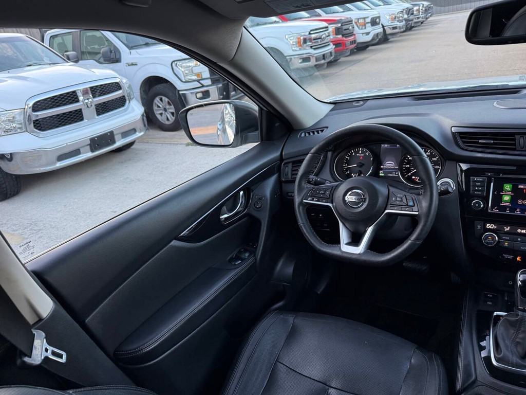 Nissan Rogue Vehicle Full-screen Gallery Image 19