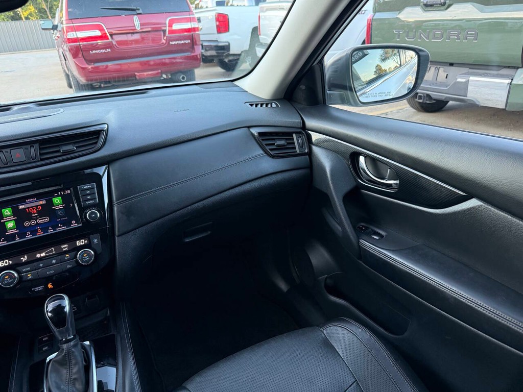 Nissan Rogue Vehicle Full-screen Gallery Image 20