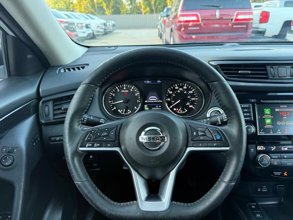 Nissan Rogue Vehicle Full-screen Gallery Image 23