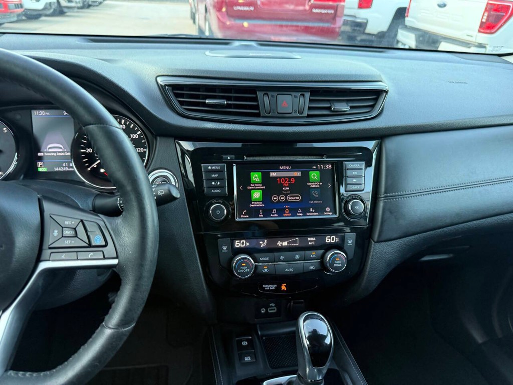 Nissan Rogue Vehicle Full-screen Gallery Image 24