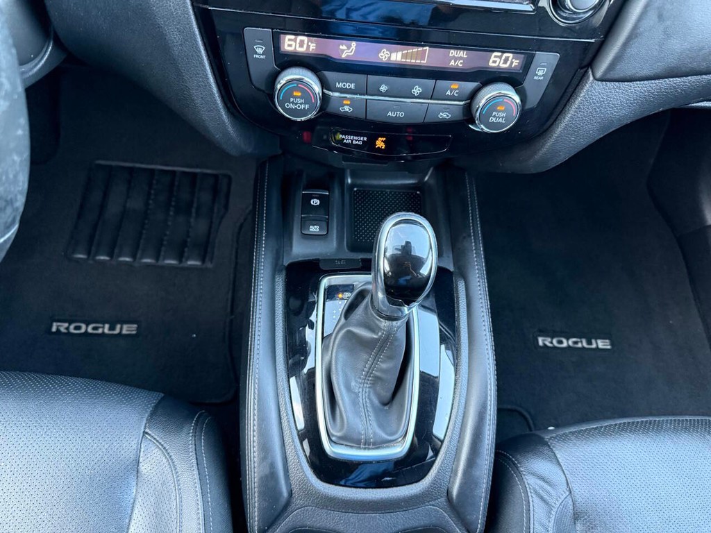 Nissan Rogue Vehicle Full-screen Gallery Image 30