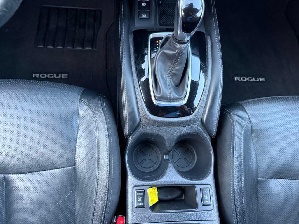 Nissan Rogue Vehicle Full-screen Gallery Image 31