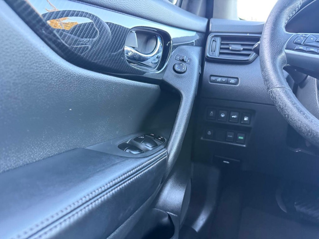 Nissan Rogue Vehicle Full-screen Gallery Image 32