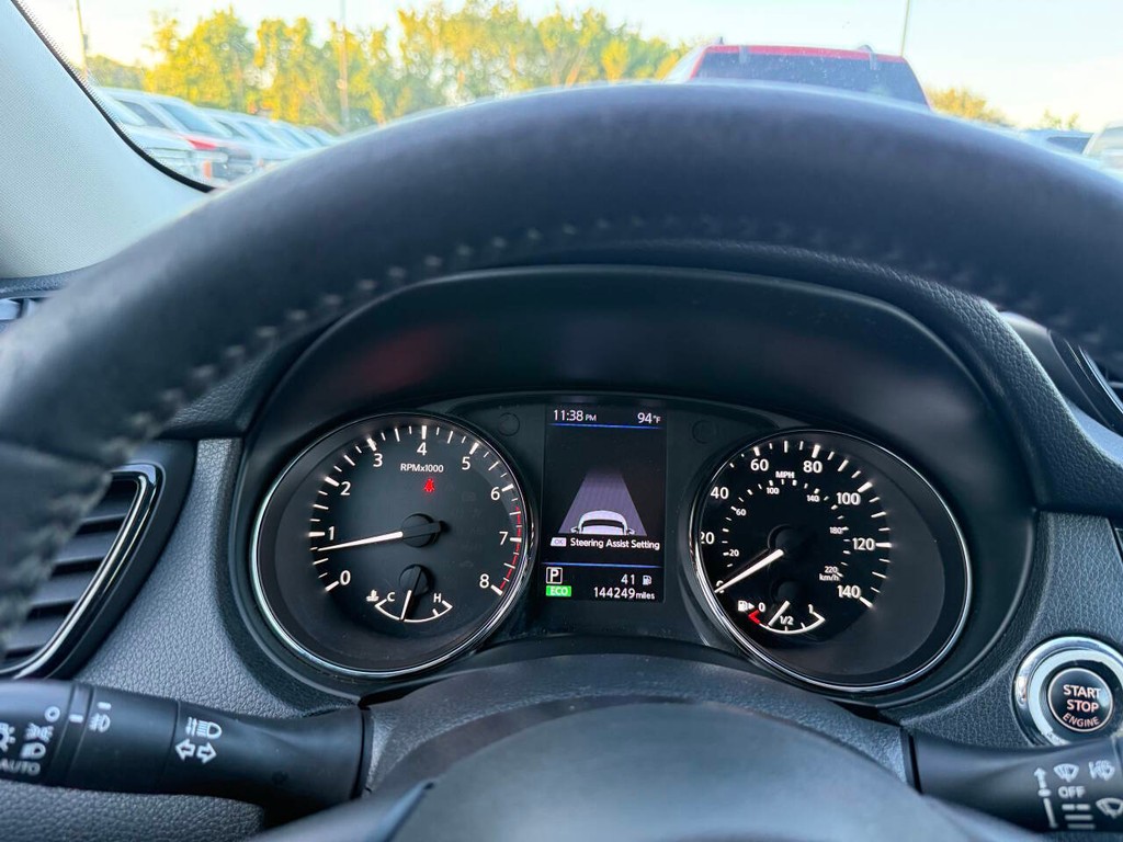 Nissan Rogue Vehicle Full-screen Gallery Image 33