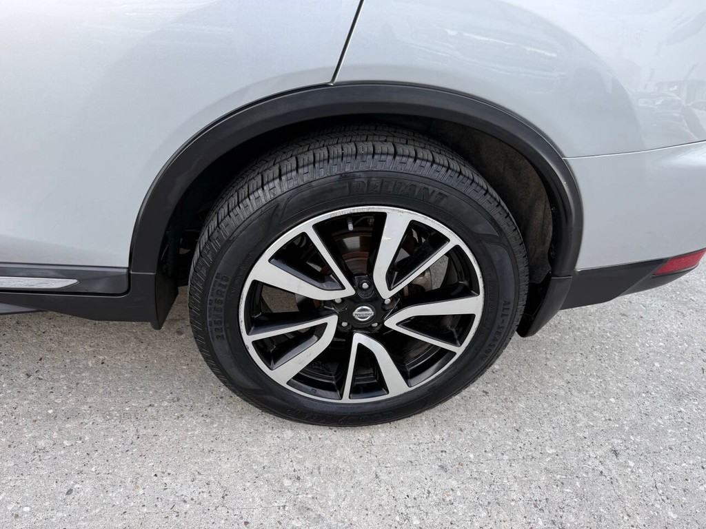 Nissan Rogue Vehicle Full-screen Gallery Image 37