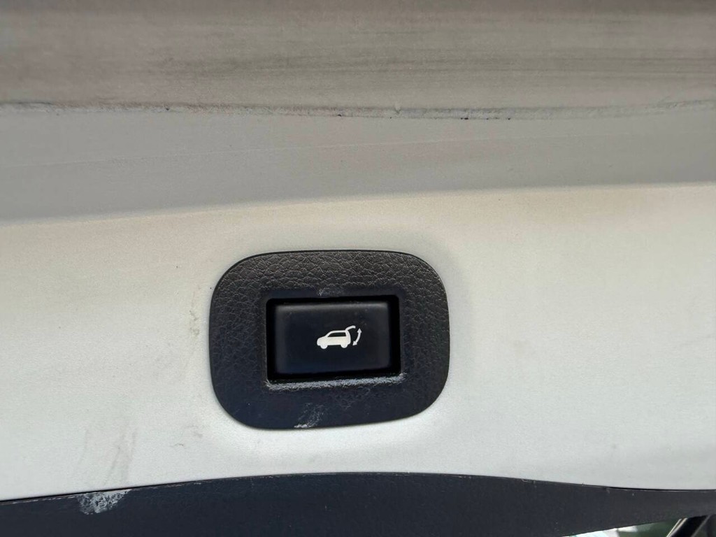 Nissan Rogue Vehicle Full-screen Gallery Image 38
